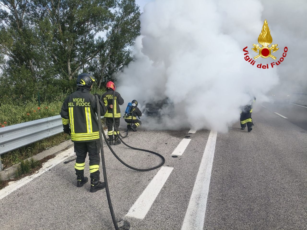 Auto divorata dalle fiamme sulla E45 vicino Città di Castello, traffico con forti rallentamenti