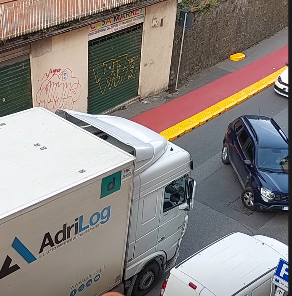Viterbo – Zona Cattaneo: via della Pila ostaggio del doppio senso dopo l’arrivo del cordolo