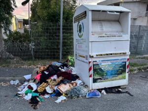 Civitavecchia – Contenitore per gli abiti usati saccheggiato in via dei Colli