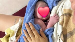 Cerveteri – Doglie in piena notte, mamma partorisce in casa assistita dalla vicina ostetrica (FOTO)