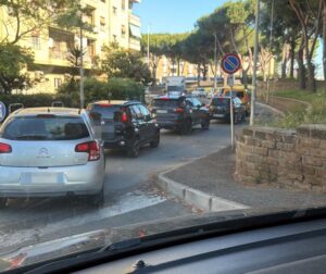 Civitavecchia – Caos a Campo dell’Oro: svincolo chiuso e transenne non segnalate: rischio incidenti su viale Lazio
