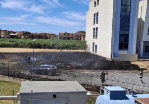 Ladispoli – In fiamme il campo di fronte all’Alberghiero: evacuati oltre 600 studenti