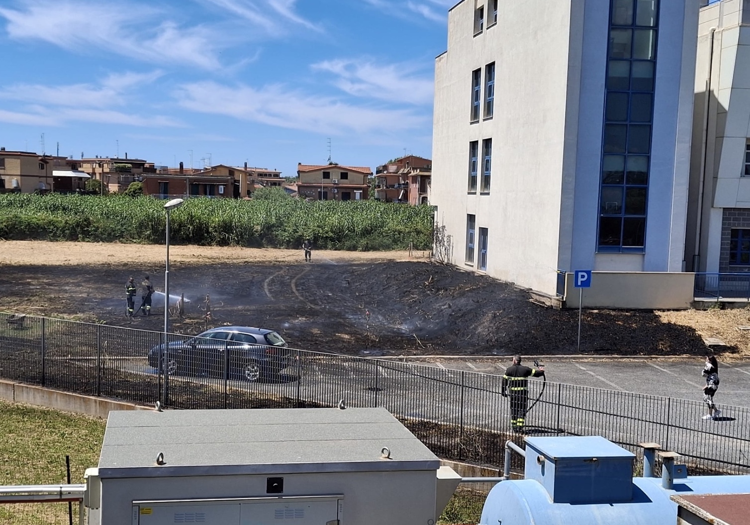Ladispoli – In fiamme il campo di fronte all’Alberghiero: evacuati oltre 600 studenti