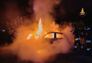 Roma – Auto in fiamme nella notte a Torre Spaccata: intervento dei vigili del fuoco