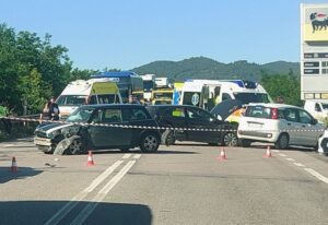 Spoleto – Schianto sulla Flaminia, tre auto distrutte e traffico paralizzato: arriva l’elisoccorso Nibbio
