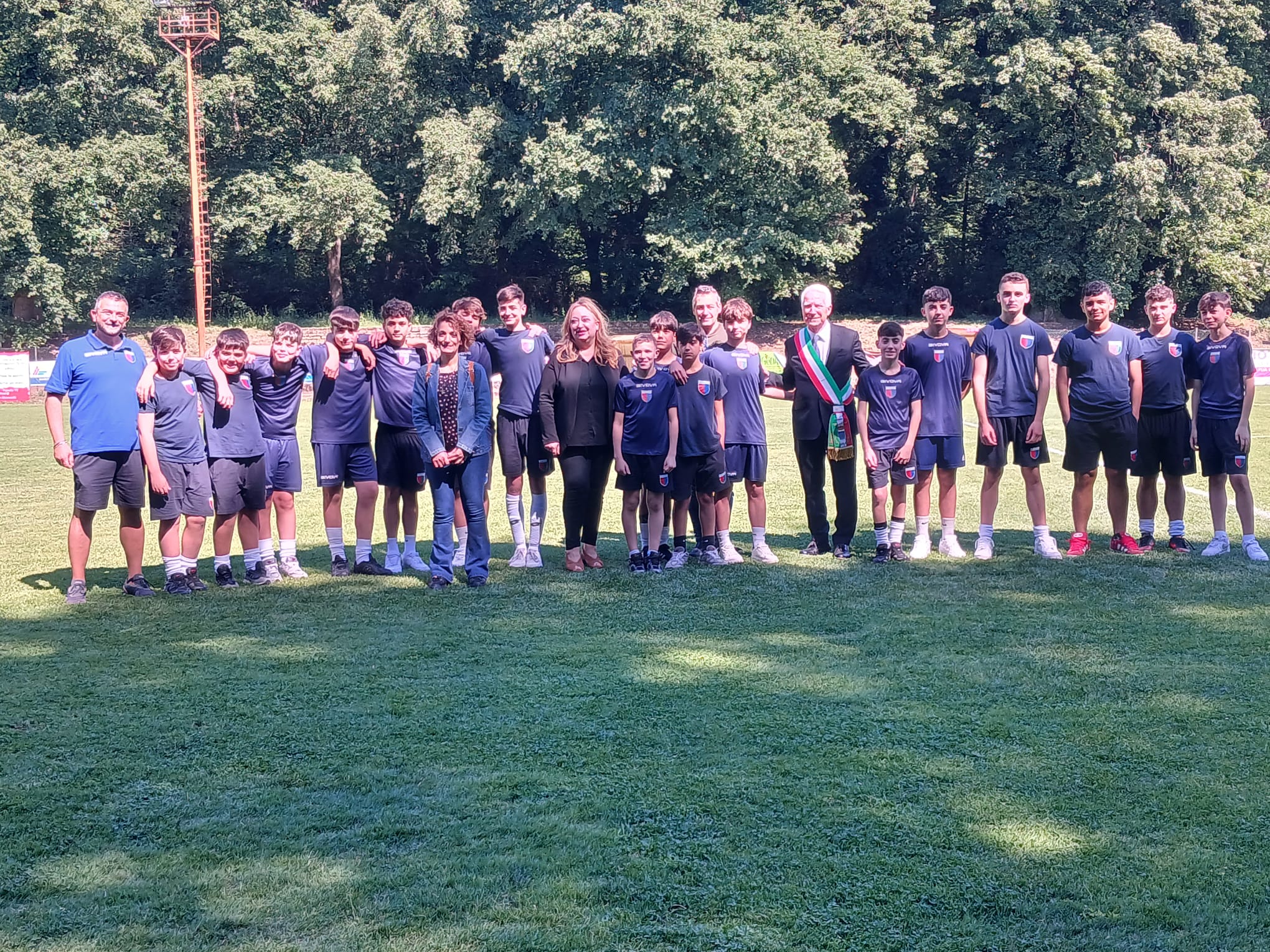 Calcio – Vetralla, i ragazzi dell’Under 14 donano materiale scolastico alla Casa delle Primule (FOTO)