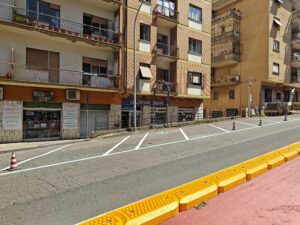 Viterbo – Ciclabile alla Pila, scatta il senso unico: tornano i parcheggi, ma sull’incrocio. I residenti: “E la sicurezza dov’è?” (FOTO)