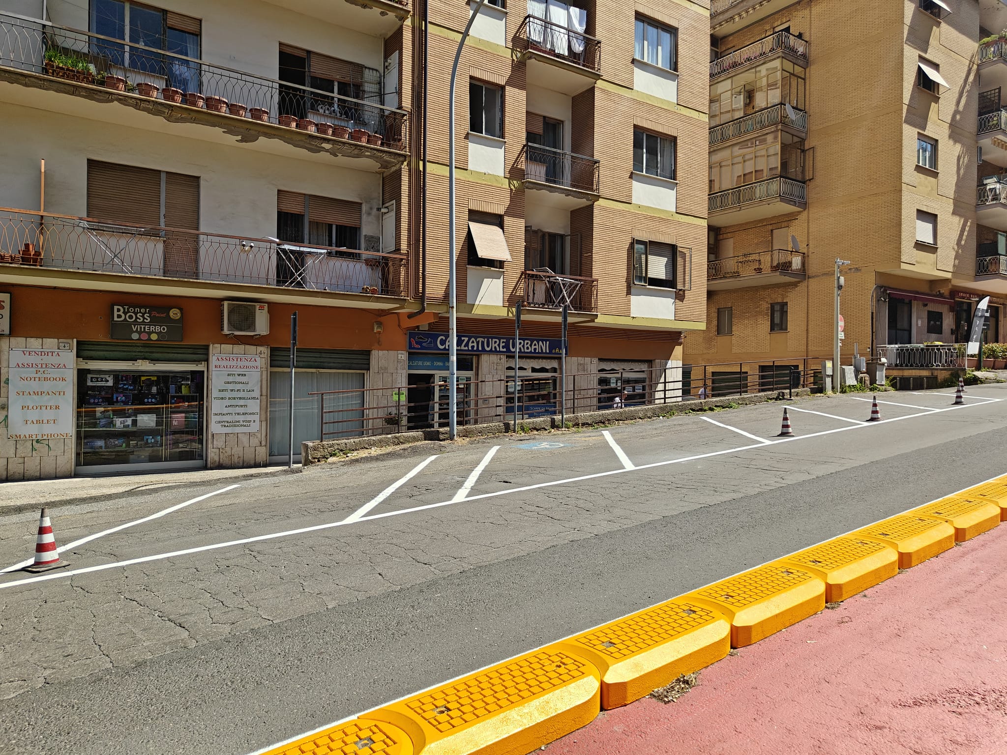 Viterbo – Ciclabile alla Pila, scatta il senso unico: tornano i parcheggi, ma sull’incrocio. I residenti: “E la sicurezza dov’è?” (FOTO)