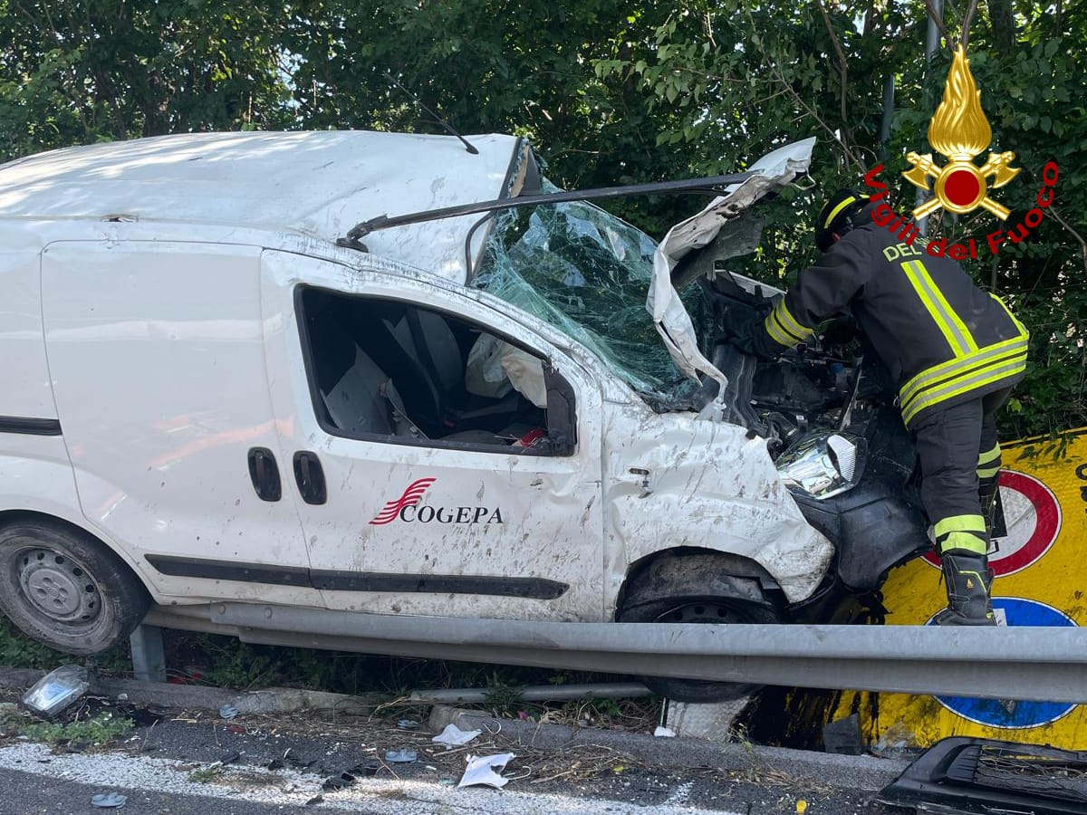 Terni – Gravissimo incidente sul viadotto di Toano, donna trasferita in ospedale (FOTO)