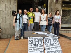 Viterbo – Via della Pila, esplode la protesta al sit-in: oltre 800 firme. Disabile bloccata dai cordoli, intervengono i carabinieri