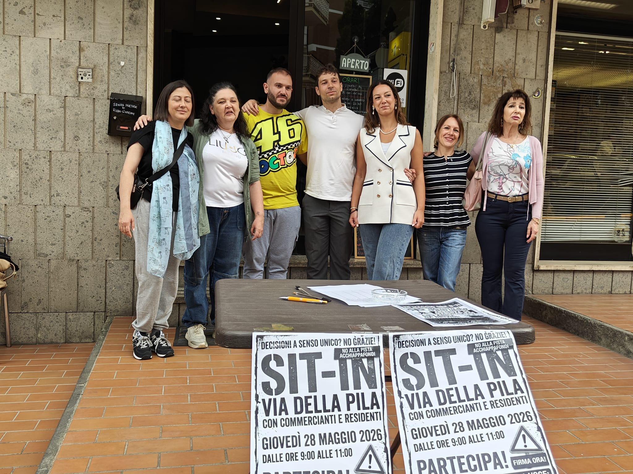 Viterbo – Via della Pila, esplode la protesta al sit-in: oltre 800 firme. Disabile bloccata dai cordoli, intervengono i carabinieri