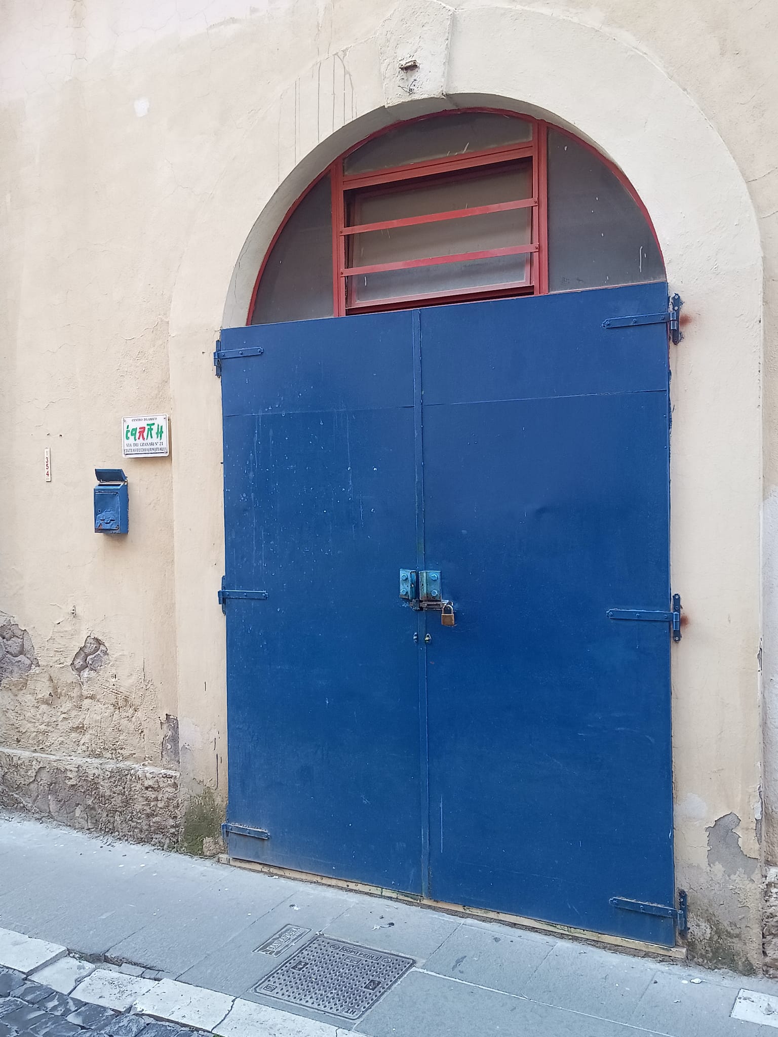 Civitavecchia – Centro islamico in un magazzino? Fratelli d’Italia attacca: “La legge vale per tutti”