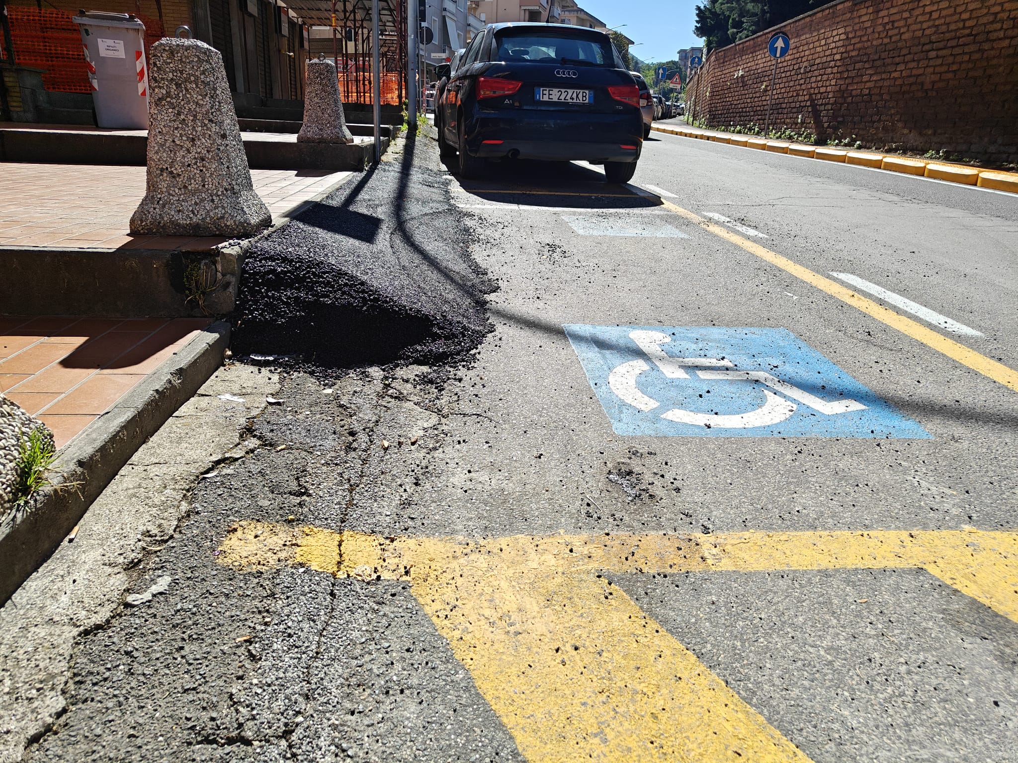 Viterbo – Via della Pila, la toppa è peggio del buco: arriva la rampa del Comune ma non risolve nulla