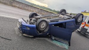 Auto si ribalta sulla Cassia, il conducente cerca testimoni: “Un’auto mi ha tagliato la strada ed è fuggita” (FOTO)