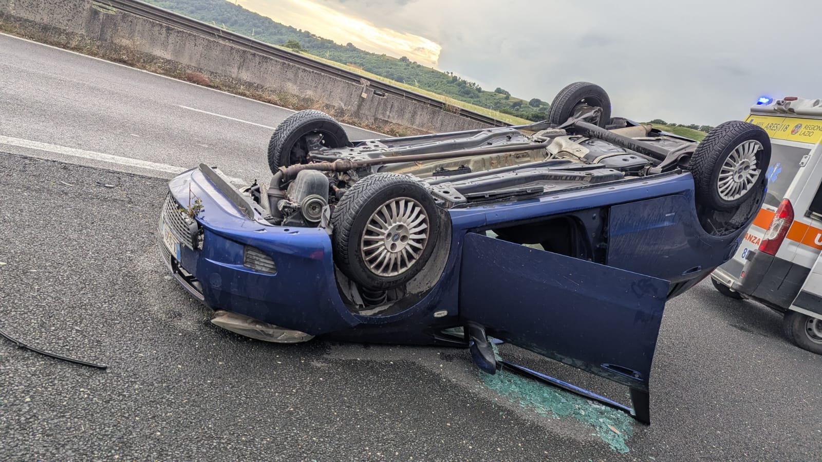 Auto si ribalta sulla Cassia, il conducente cerca testimoni: “Un’auto mi ha tagliato la strada ed è fuggita” (FOTO)