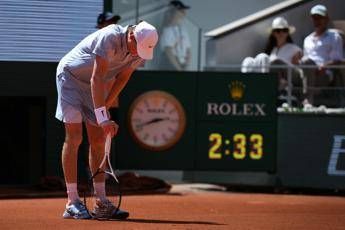 Parigi, una lava – Clamoroso a Roland Garros, Re Sinner alza bandiera bianca