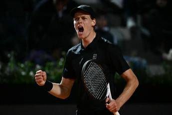Internazionali, Sinner-Medvedev 6-2, 5-7, 4-2: stop per pioggia, match riprende oggi
