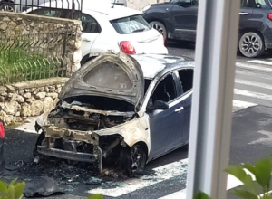 Civitavecchia – Auto in fiamme nel parcheggio, paura tra i residenti: nessuna pista esclusa