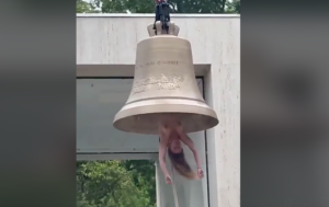Appesa a testa in giù e nuda, l’opera “artistica” infiamma la Biennale di Venezia sui social (VIDEO)