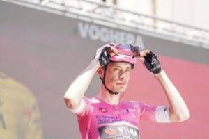 Giro d’Italia, Valgren vince la 17esima tappa: Vingegaard sempre in rosa