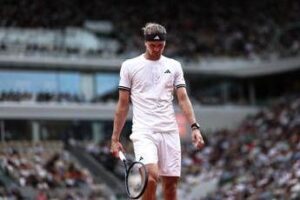 Roland Garros, piove e Zverev vuole chiusura del tetto: “Cosa aspettate?”