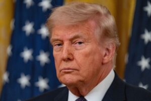Iran, Trump “Negoziate le linee generali di un accordo. Lo Stretto di Hormuz verrà riaperto”
