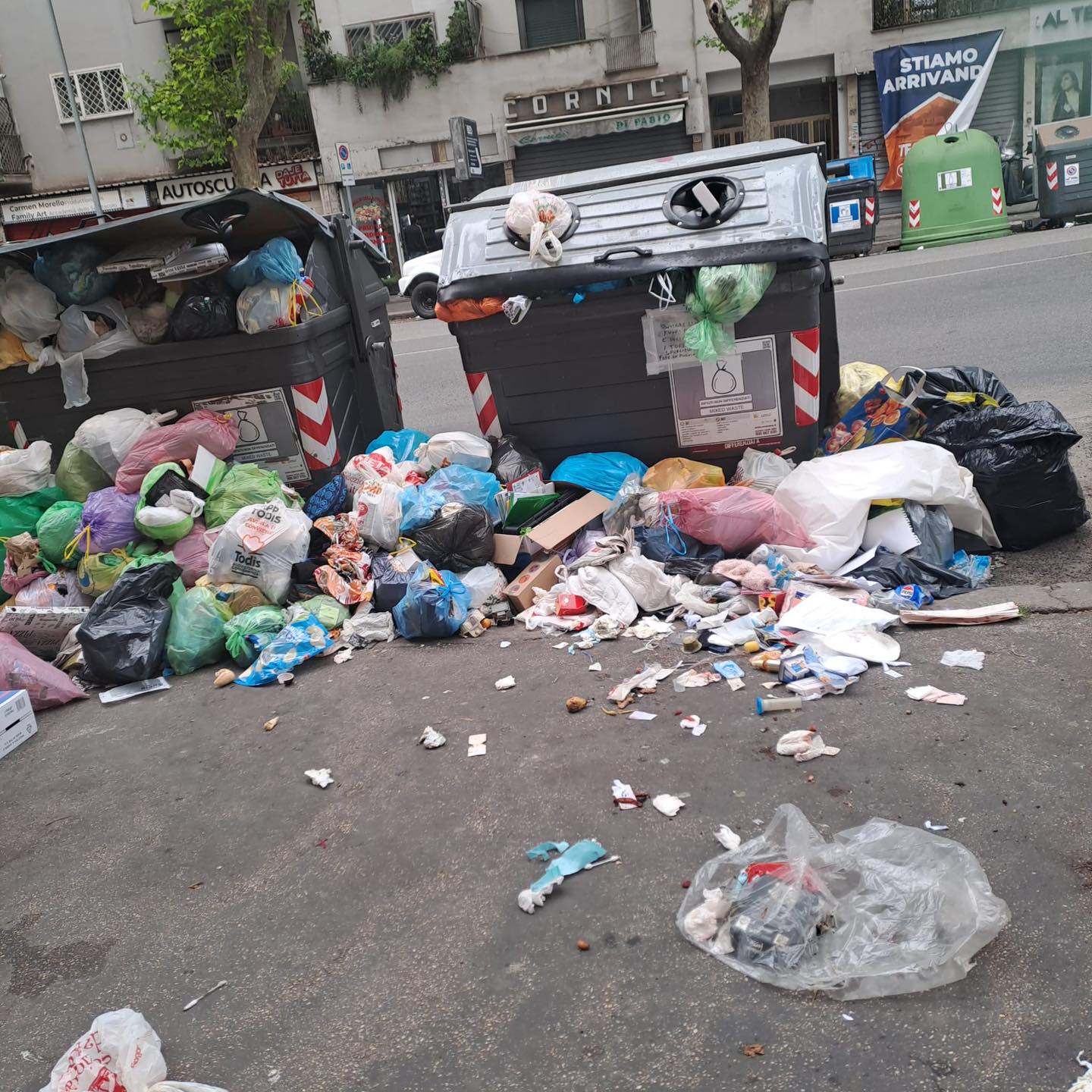 Ama nel caos, centinaia di lavoratori in protesta: Santori attacca i vertici, “Silenzio vergognoso mentre Roma affonda nei rifiuti”