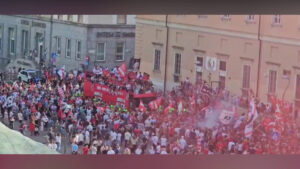 Festa Monza per la promozione in Serie A, le immagini del pullman scoperto