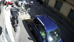 Torino, anziana reagisce allo scippo e fa arrestare un giovane ladro