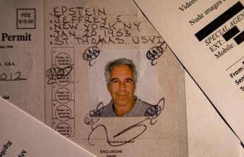 Jeffrey Epstein, il biglietto choc prima della morte: “Indagato per mesi, non hanno trovato nulla”