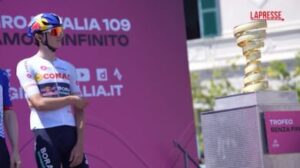 Il Giro d’Italia 2026 saluta Imperia, Pellizzari: “Obiettivo arrivare in maglia bianca Conad a Roma”