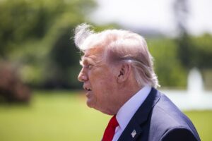 Trump “Iran spazzato via se attacca navi Usa”