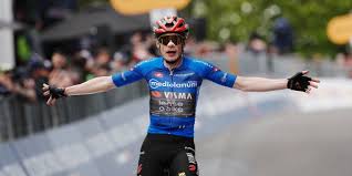 Giro d’Italia, tris Vingegaard a Pila: danese in maglia rosa