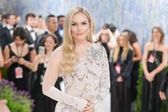 Lindsey Vonn, al Met Gala prima uscita senza stampelle dopo infortunio: “Grata di essere qui”
