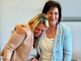 Modena, l’abbraccio degli infermieri alla collega Viktoriya Prudka che ha soccorso la turista tedesca