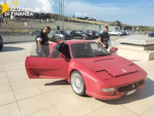 Catanzaro – Toyota “col trucco” venduta come Ferrari in una truffa: smontata pezzo per pezzo davanti ai finanzieri