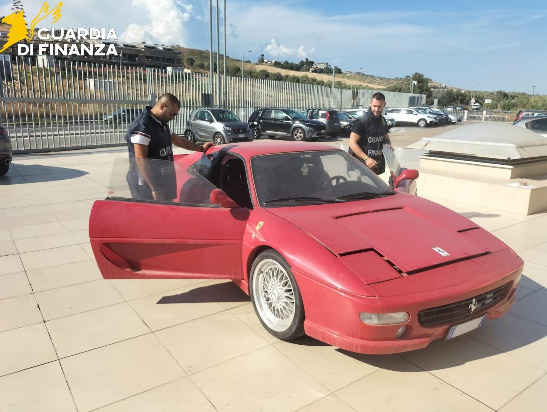 Catanzaro – Toyota “col trucco” venduta come Ferrari in una truffa: smontata pezzo per pezzo davanti ai finanzieri