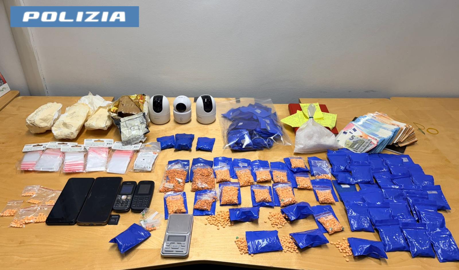 Roma – Smantellato a Tor Bella Monaca giro di spaccio “su turni”; arrestati cinque pusher