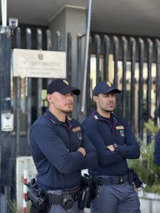 Roma – Si aggira al Quarticciolo alla ricerca del pusher: denunciato consumatore di 80 anni (VIDEO)
