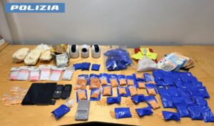 Roma – Custodiva due chili di metanfetamina e shaboo in casa: tradito da 110 pasticche che rigonfiavano la tasca dei pantaloni