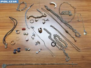 A1, gioielli nascosti nei pacchi di patatine e biscotti: smascherata banda delle truffe agli anziani