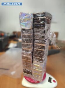 Roma, polizia scopre 3 kg hashish mascherati da spesa