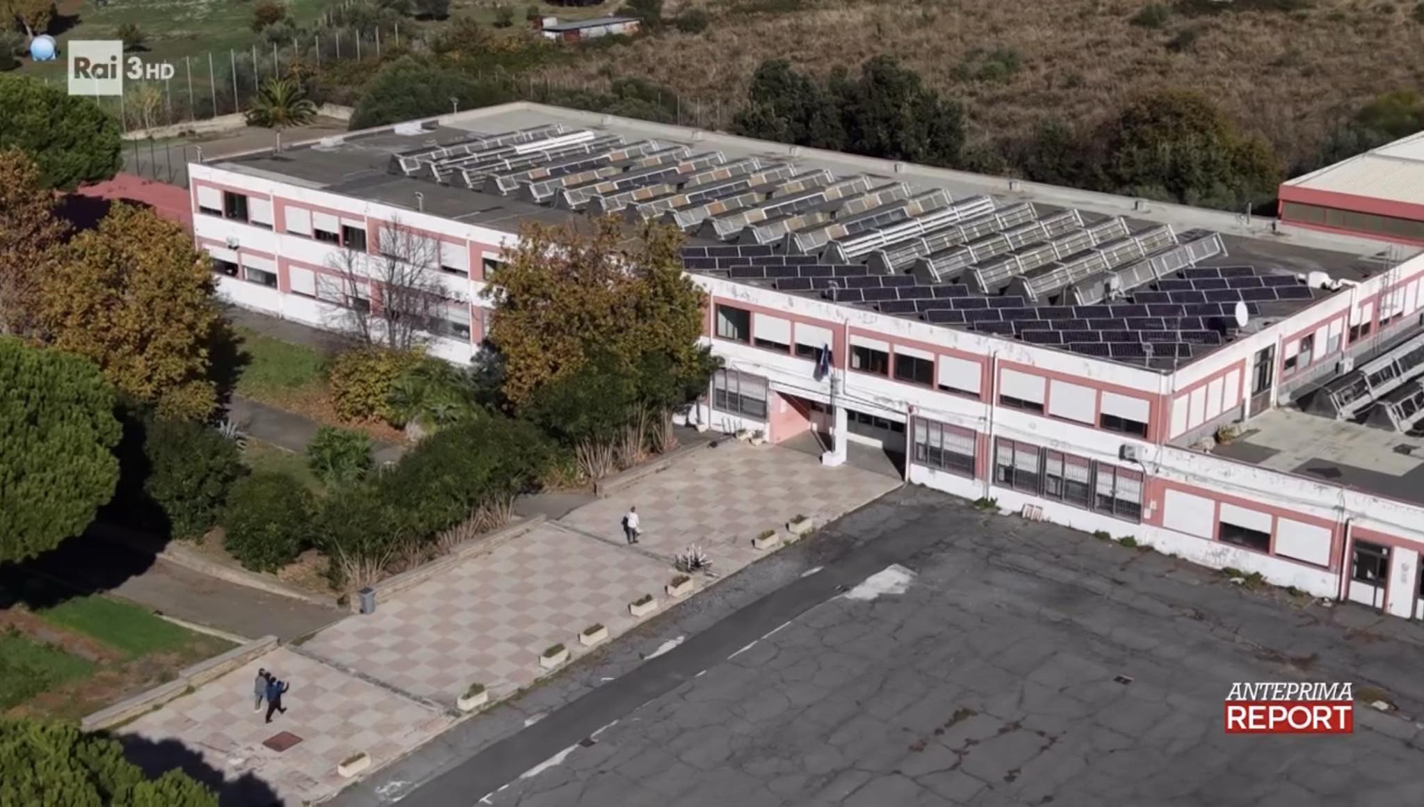 Civitavecchia – Il Guglielmotti finisce su Report: “Un prefabbricato pericoloso inadatto per ospitare una scuola” (VIDEO)