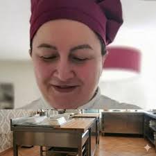 Maria Carmela D’Angelo, la regina dei dolci, si suicida dopo essersi ustionata con l’olio bollente