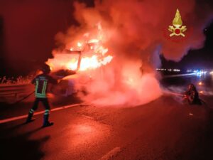 Roma – Camion frigorifero divorato dalle fiamme sull’A1 nella notte, traffico bloccato verso nord