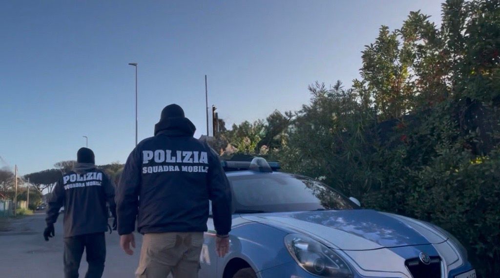 Termina ad Ostia la fuga di un latitante, fermato dalla Polizia in auto insieme ad un altro ricercato per rapina