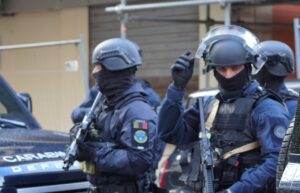 Ostia – Torture, sequestri e bombe sul litorale romano: smantellato gruppo criminale, arresti all’alba
