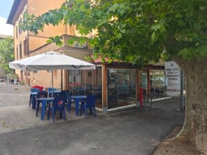 Viterbo – Notte di paura a Piazza Crispi: aggressione armata in una pizzeria,