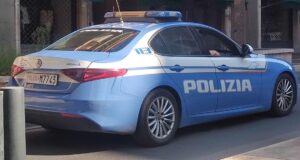 Viterbo – Sfonda la porta di casa, minaccia l’ex compagna con un coltello e la rapina: arrestato 33enne