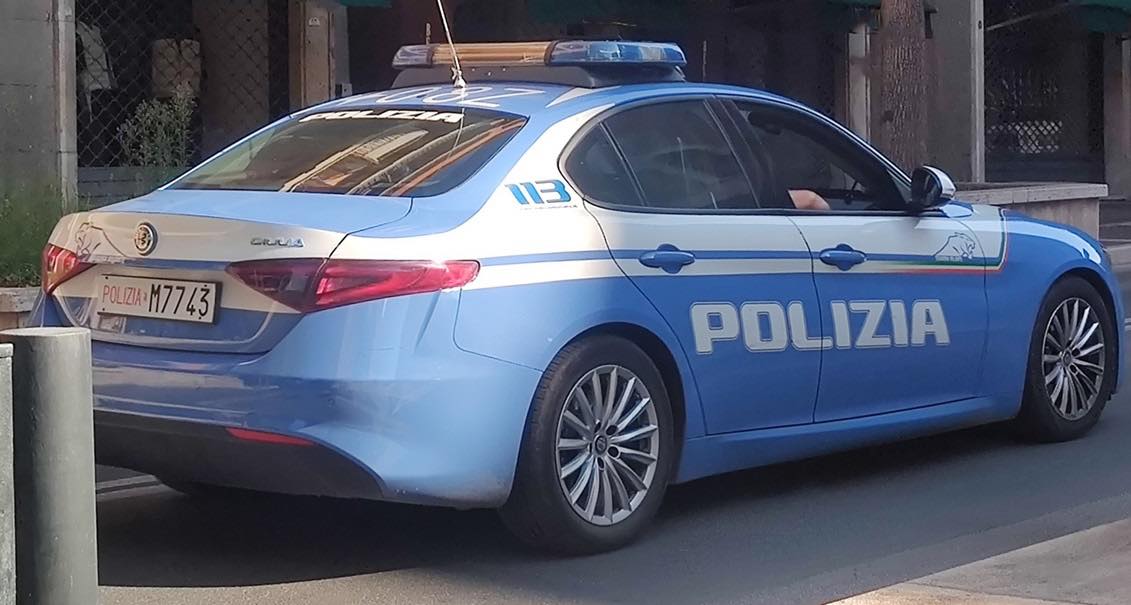 Viterbo – Sfonda la porta di casa, minaccia l’ex compagna con un coltello e la rapina: arrestato 33enne